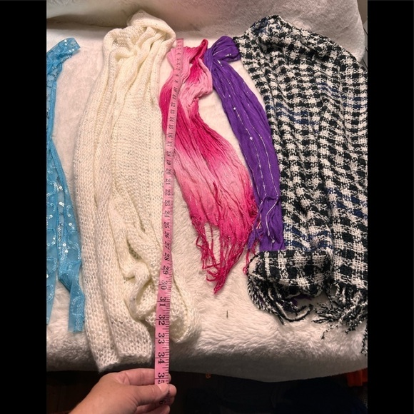 Scarf lot - Picture 2 of 5